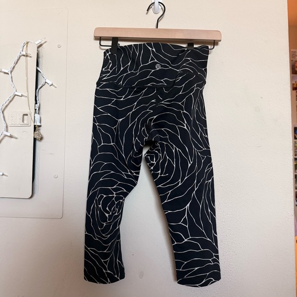 lululemon athletica Black and White Pattern Cropped Leggings - Picture 2 of 10